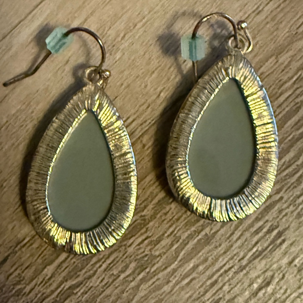 Elegant Grey stone Teardrop Earrings - Picture 4 of 5